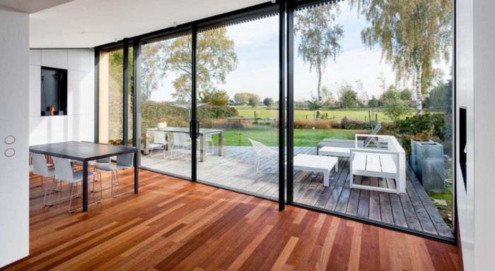 Veľké plochy skla treba kvalitne ukotviť